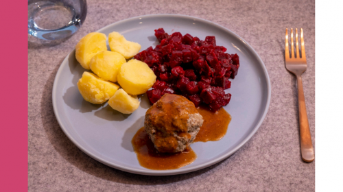 Boerengehaktbal, vleesjus met bietjes en gekookte aardappelen
