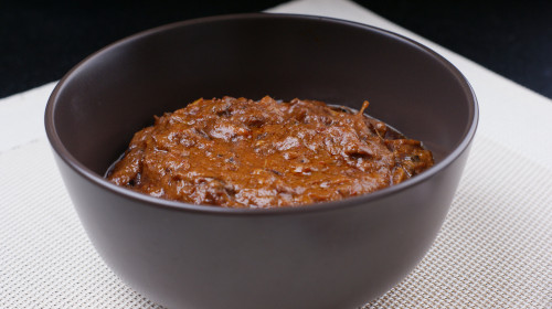Rendang, doperwtjes/worteltjes en gekookte rijst