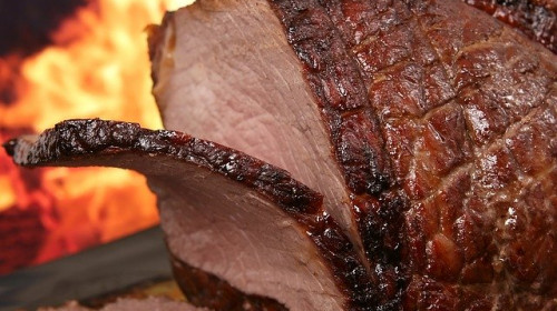 Spare Ribs, BBQ saus met roerbakgroentes en gebakken aardappelen